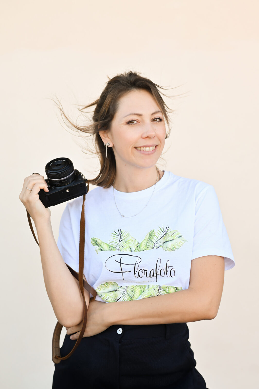 Iride Bucar, fotografa di Florafoto, con la macchina fotografica a tracolla