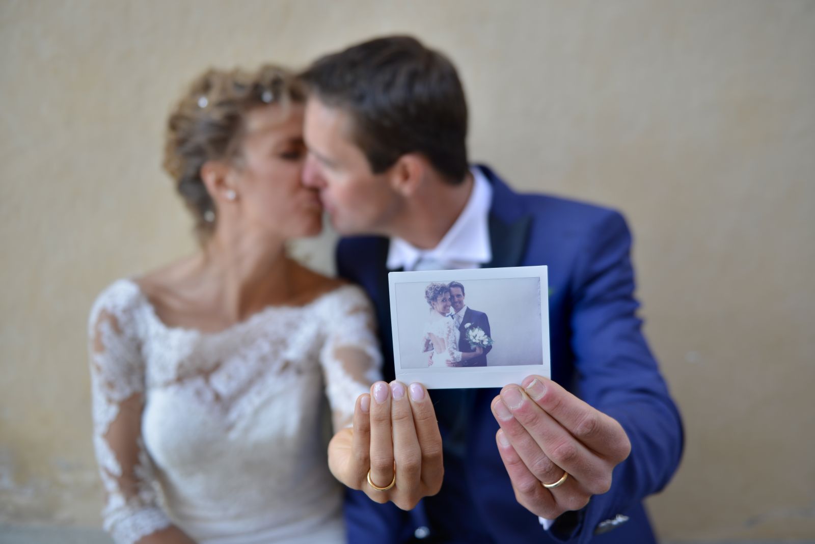 Sposi che mostrano sorridendo una fotografia istantanea appena scattata