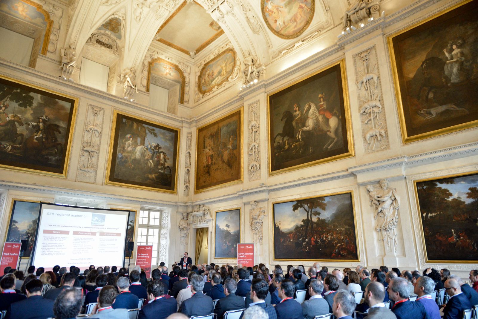 Convegno aziendale in una sala storica affrescata con platea al completo
