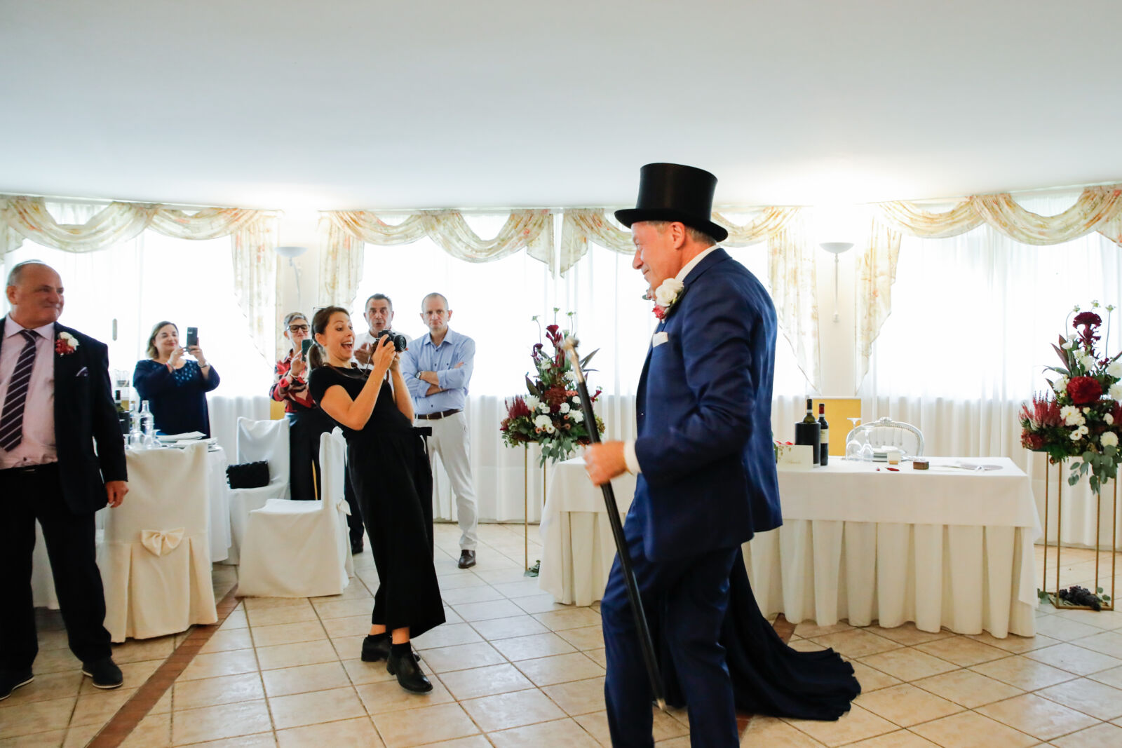 Ospite in cilindro e frac accolto durante un evento privato