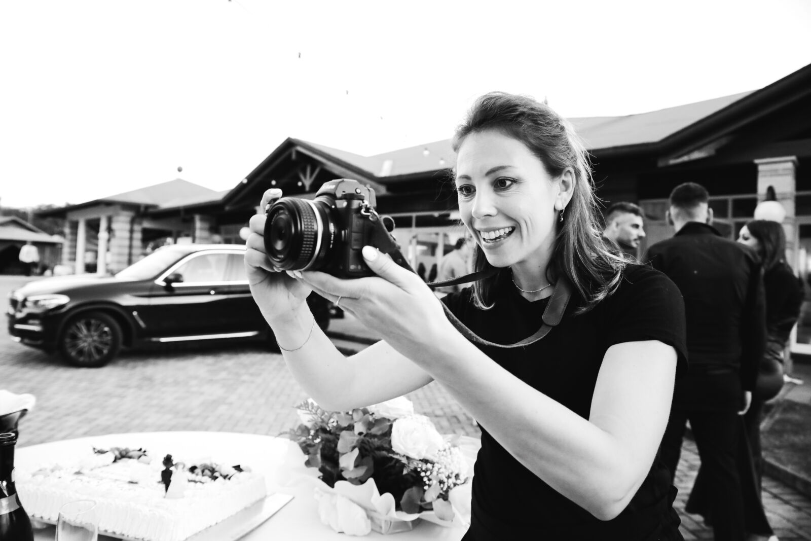 Iride Bucar al lavoro durante un matrimonio, fotografia in bianco e nero